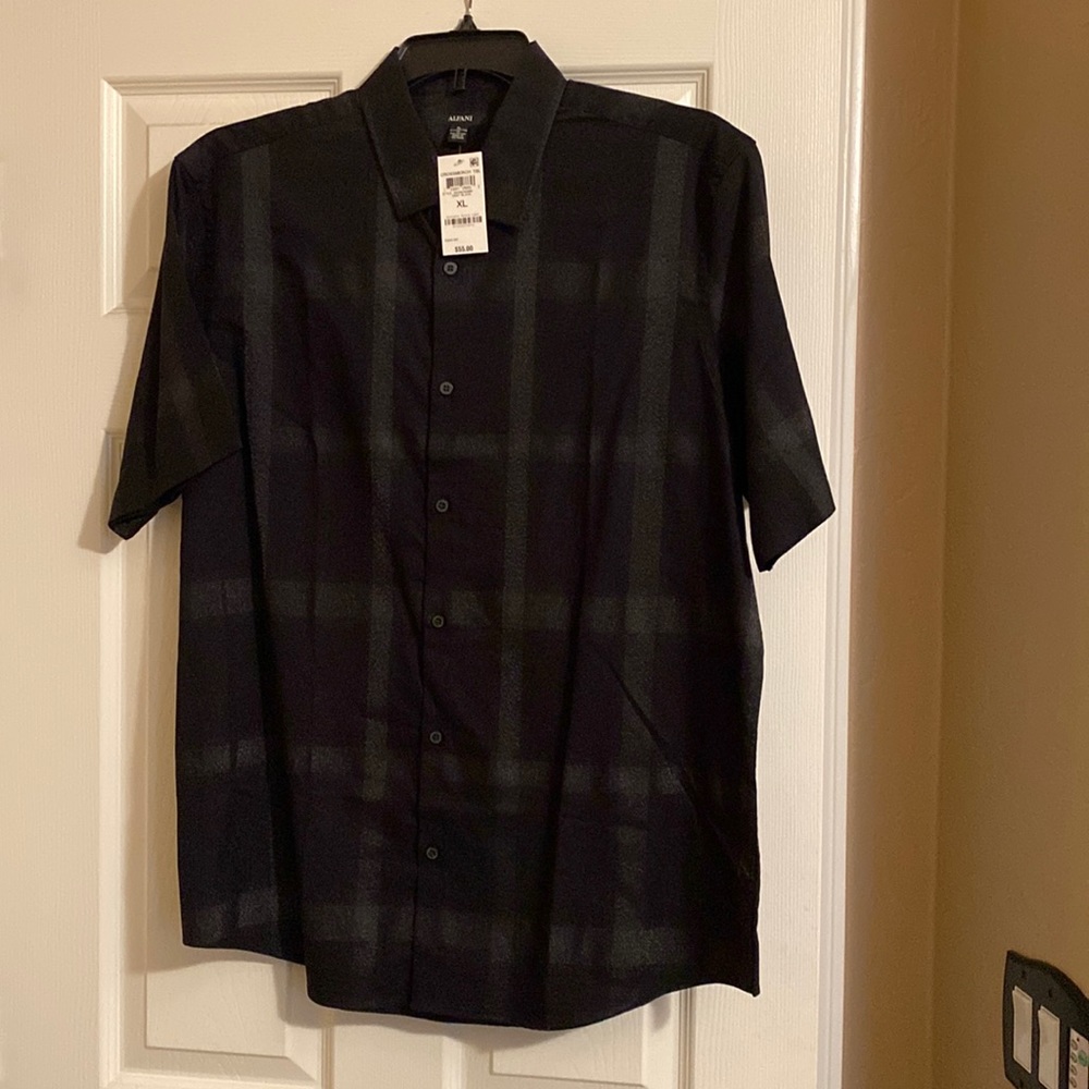 Men’s NWT dressy black with silver design shirt sleeve shirt